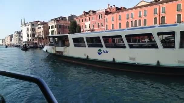 Gondolas Venice Navigating Grand Canal Leaving Its Pier Vaporetto — Wideo stockowe