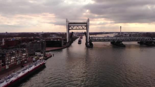 Воздушный Вид Alphenaar Грузовой Корабль Приближается Подъем Spoorbrug Железнодорожный Мост — стоковое видео