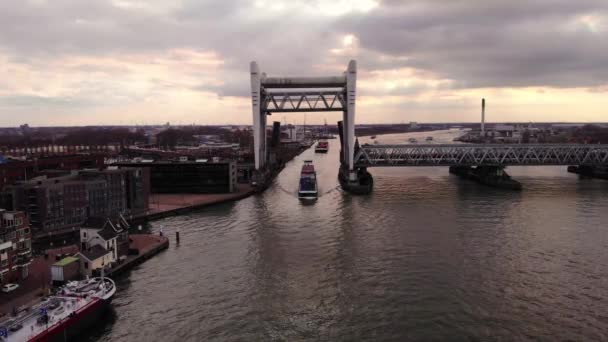 Luchtfoto Van Het Vrachtschip Alphenaar Langzaam Passerend Spoorbrug Afgesloten — Stockvideo