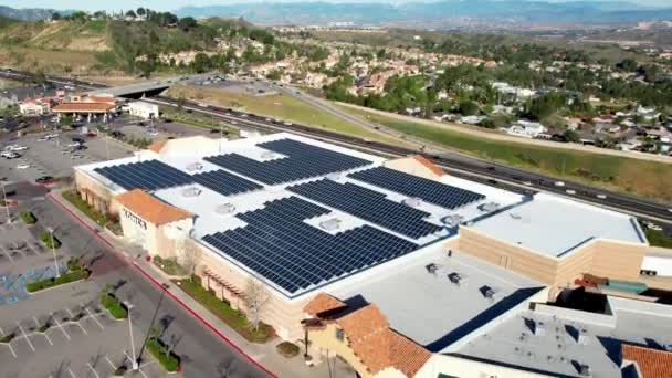 コールのデパートの屋根の上の新しい太陽光パネル 革新的なグリーンエネルギー 上昇ドローンショット — ストック動画