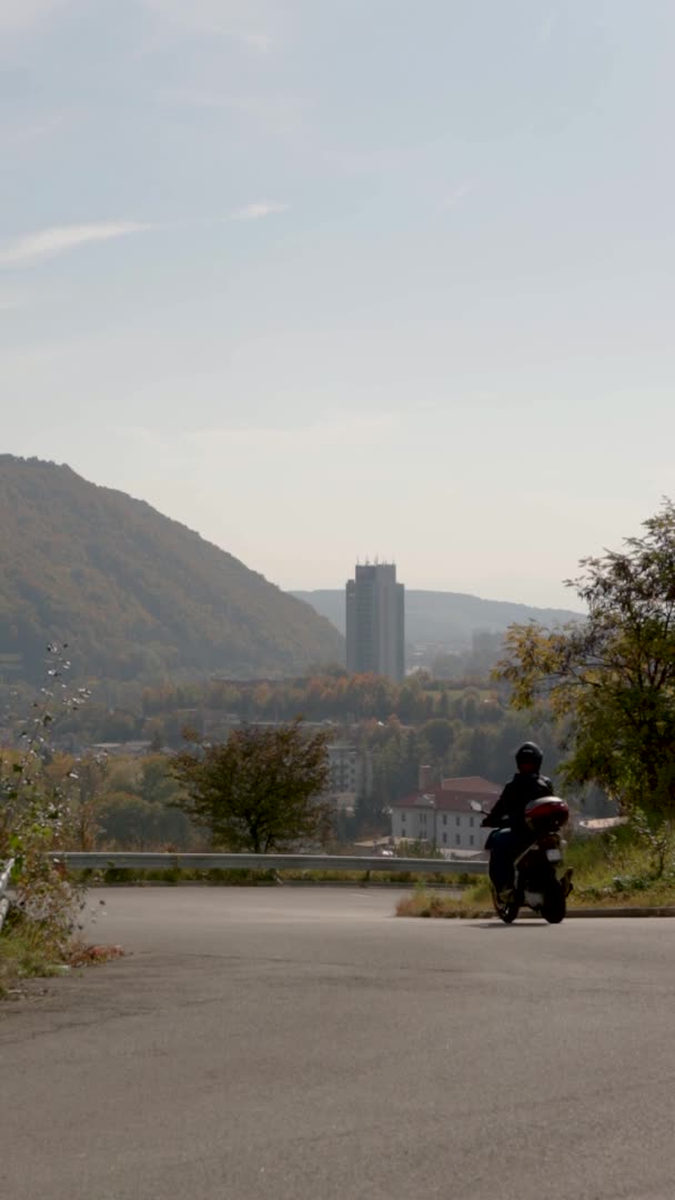 位于斯洛伐克中部的Bansk Bystrica 是一座风景秀丽的城镇 一辆运动型城市滑板车缓缓驶下山坡 倾斜着转弯 后背是高速公路 — 图库视频影像