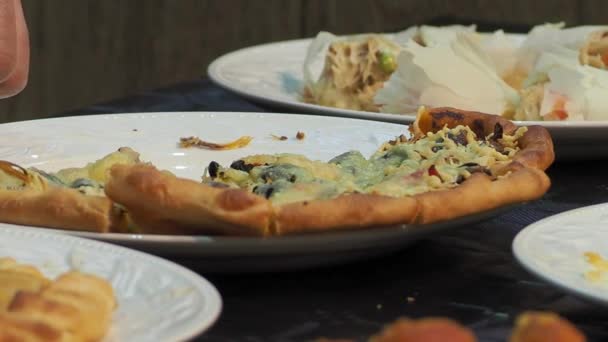 Aşçı Büyük Beyaz Tabaktan Pizza Parçalarını Alırken Aşçı Diğer Tabakları — Stok video