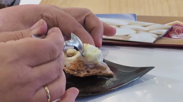 Diner Tastes Vanilla Ice Cream Jam Sweet Toast Closeup Shot — Vídeo de Stock