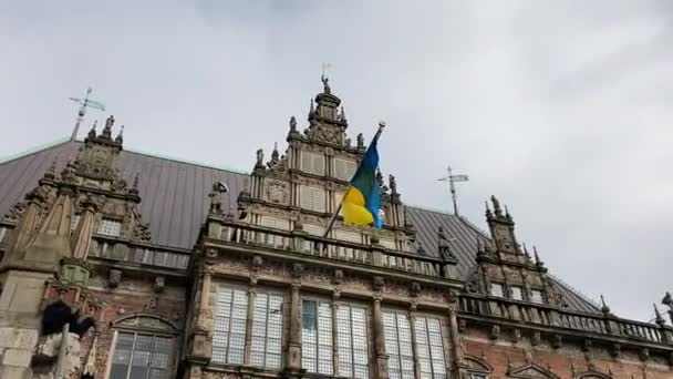 Ukrainian Flag Flying Bremen Town Hall Pan Cathedral — стокове відео