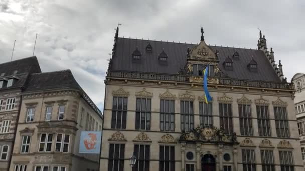 Ουκρανική Σημαία Που Φέρουν Στο Haus Schtting Βρέμη Συννεφιασμένη Ημέρα — Αρχείο Βίντεο