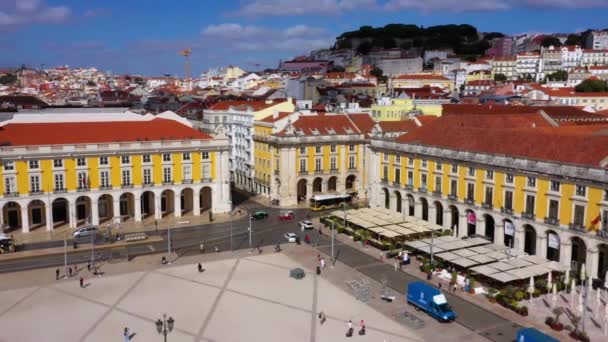 Luftaufnahme Von Verkehr Und Menschen Handelsplatz Sonnigen Lissabon Kreisend Drohnenschuss — Stockvideo