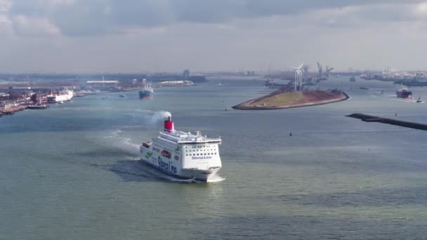 Κηφήνας Άποψη Του Ferryboat Πλεύσης Από Πολυσύχναστο Βιομηχανικό Λιμάνι Του — Αρχείο Βίντεο