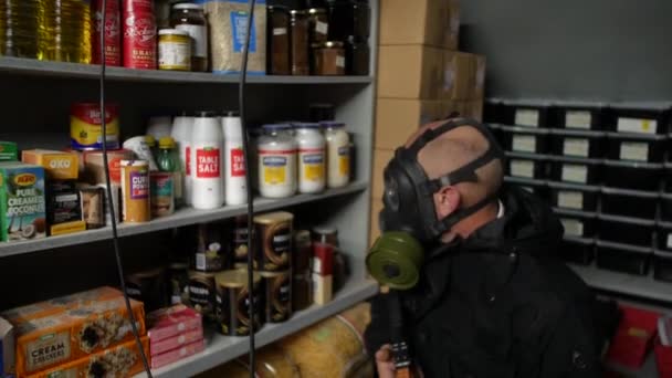 Prepper Mit Gasmaske Einem Fallout Unterstand Mit Maschinenpistole — Stockvideo