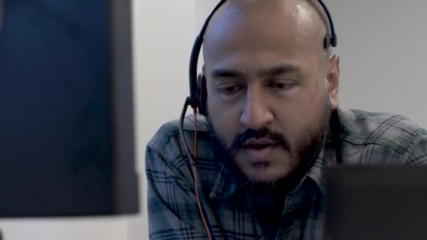 Kale Aziatische Man Praten Collega Dragen Headset Microfoon Bekeken Achter — Stockvideo