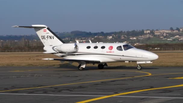 Very Light Private Jet Cessna Citation Mustang C510 Taxiing Airport — Stock Video