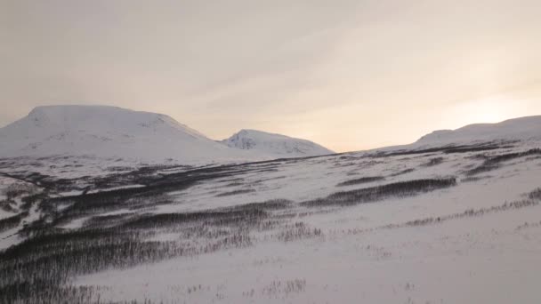 Snowy Northern Norway Valley Τοπίο Στο Ηλιοβασίλεμα Χειμώνα Εναέρια — Αρχείο Βίντεο
