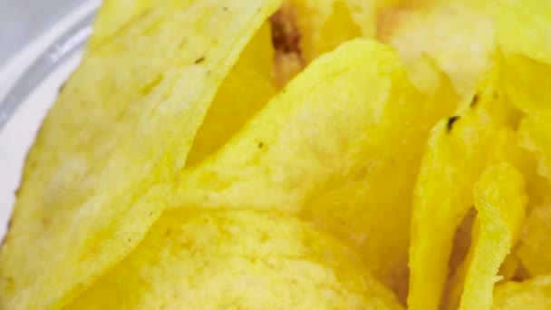 Close View Potato Chips Pile Transparent Glass Bowl Macro Shot — стоковое видео