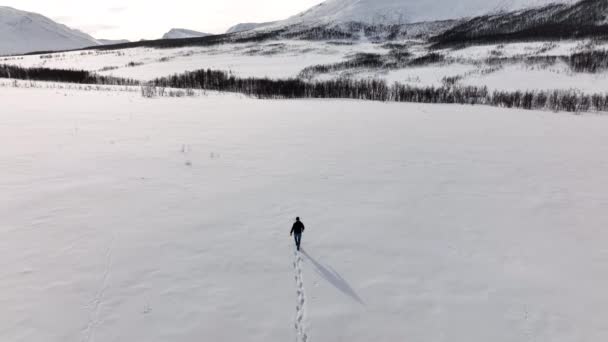 Mężczyzna Chodzący Nieskazitelnym Śniegu Śnieżnej Skandynawskiej Dolinie Aerial — Wideo stockowe