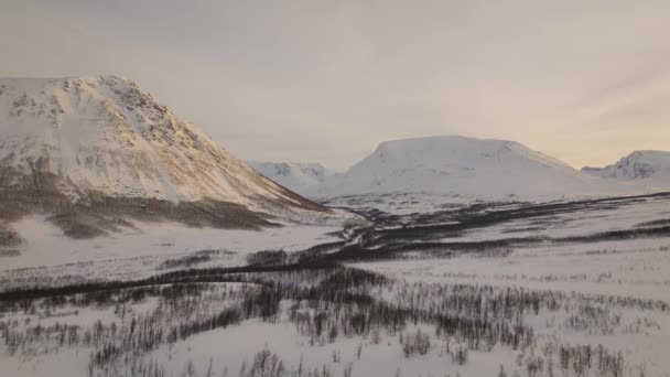 Frozen River Snowy Mountain Valley Landscape Norway Aerial — Vídeos de Stock