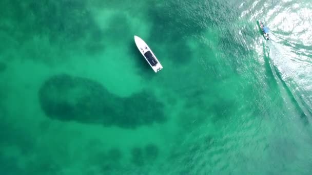 Vista Aérea Barco Parado Aguas Cristalinas Del Océano — Vídeos de Stock