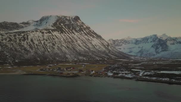 Vreedzaam Tromvik Dorp Noorwegen Snowy Fjord Mountain Valley Luchtfoto — Stockvideo
