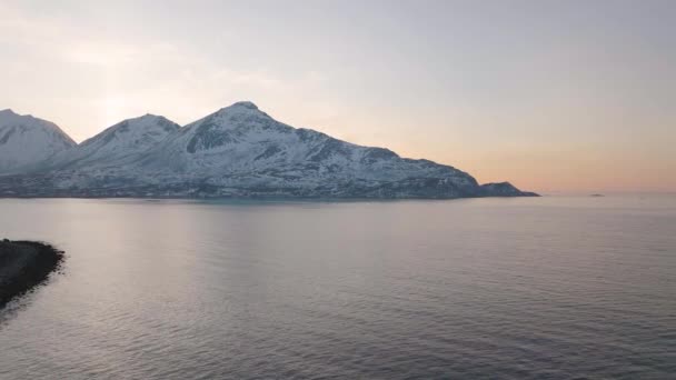 Χιονισμένα Βουνά Αφιλόξενο Αρκτικό Κύκλο Πορτοκαλί Λάμψη Στο Ηλιοβασίλεμα Drone — Αρχείο Βίντεο