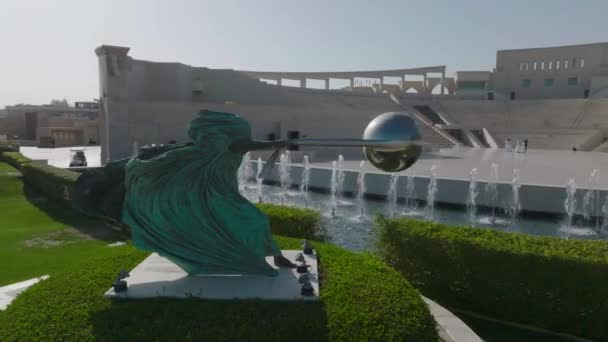 Pyörivä Drone Ampui Patsaan Ympärillä Katara Kulttuurikylässä Qatarissa — kuvapankkivideo