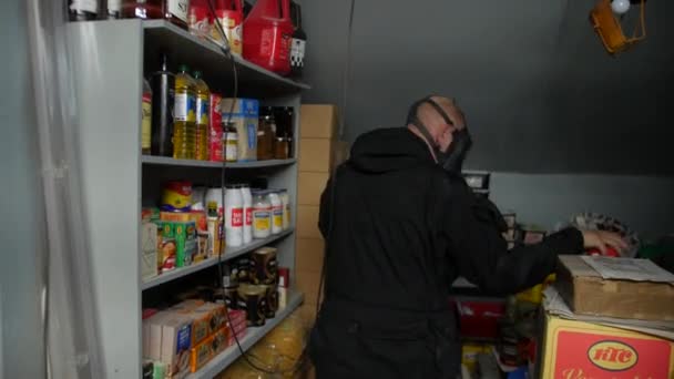 Preparador Búnker Nuclear Almacenando Comida — Vídeo de stock