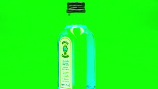 Bombay Sapphire Distilled Gin Mini Bottle Reveal Twist Closeup Zoom — стоковое видео