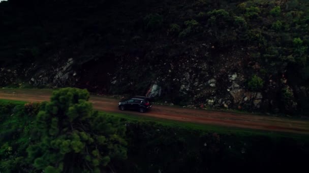 Carro Dirigindo Lentamente Estrada Montanha — Vídeo de Stock