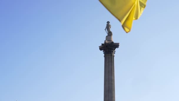 London Stands Ukraine Ukrainian Flag Waving Trafalgar Square London Protest — Stockvideo