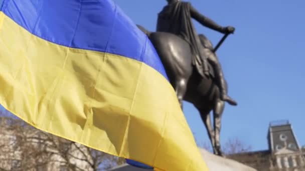 London Stands Ukraine Ukrainian Flag Waving Trafalgar Square London Protest — 비디오