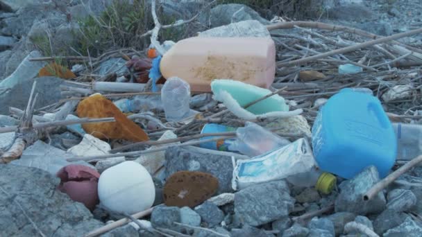 Plastic Rubbish Waste Washed Island Shoreline — Vídeo de stock