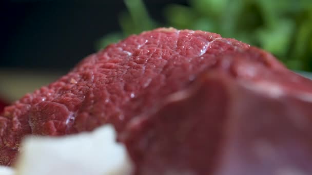 Närbild Färskt Nötkött Kött Biff Ett Bord Matlagning Ingredienser — Stockvideo