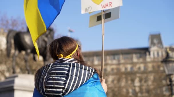 London Ukrajnával Áll Gyermek Tiltakozik Béke Integető Jele Ellen Tiltakozik — Stock videók
