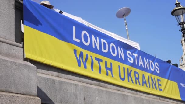 London Stands Ukraine Banner Solidarity Support Trafalgar Square London Protest — Video Stock