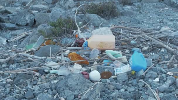 Σωρός Από Σκουπίδια Πεταμένα Στην Ακτογραμμή Της Παραλίας — Αρχείο Βίντεο