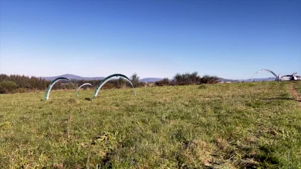 Outdoor Arch Gates Grass Drones Hovering Flying Fpv Drone Racing — Vídeos de Stock