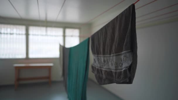 Bir Çamaşır Çizgi Üzerinde Asılı Havlu — Stok video