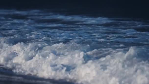 Krachtige Golven Rollen Rond Het Ondiepe Zand Het Strand Van — Stockvideo