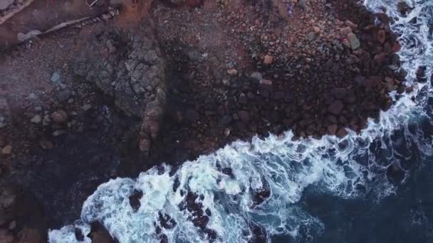 Rozbíjí Vlny Pobřeží Chrání Rybářské Domy — Stock video