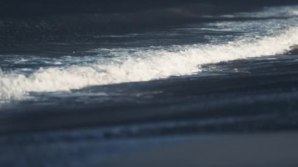 Ondas Quebram Torno Praia Areia Ersfjord Espuma Branca Subindo Desaparecendo — Vídeo de Stock