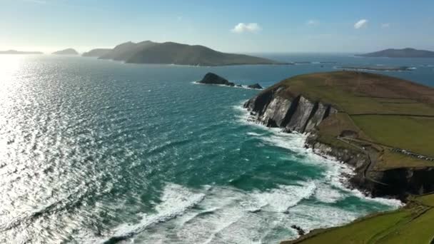 Coumeenoole Bay Kerry Ireland March 2022 Drone Pushes West Cliffs — Stock Video