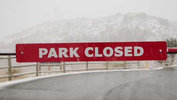 パークの閉鎖冬の雪の嵐で閉鎖的な兆候 — ストック動画