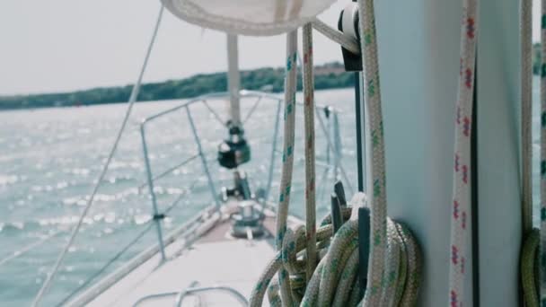 帆船的船头 显示桅杆上的线条 50英尺 — 图库视频影像