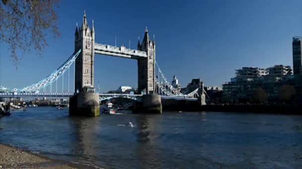 Boats Flowing Out London Tower Bridge London United Kingdom — Vídeos de Stock