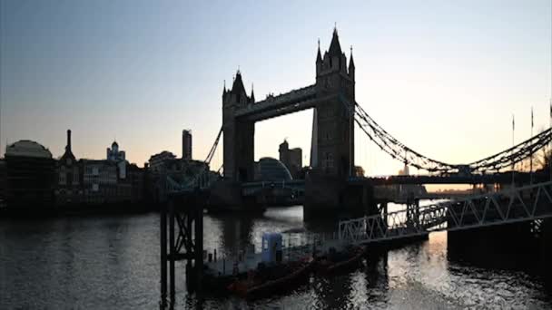 Tower Bridge Lights Turning Sunset Londres Reino Unido — Vídeo de Stock