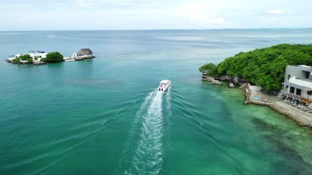 Zdjęcie Lotnicze Łodzi Przepływającej Przez Wyspy Rosario Cartagena Kolumbia — Wideo stockowe