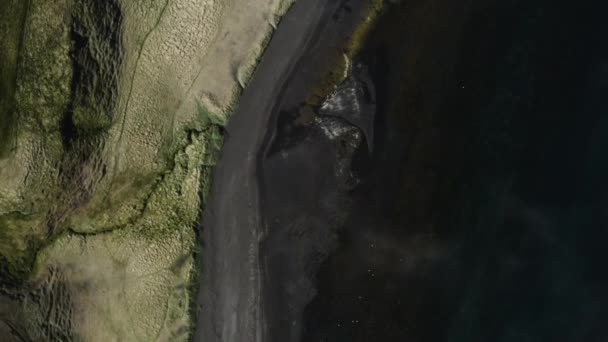 Aerial Rugged Coastline Hvitserkur Vatnsnes Iceland Top Spinning Shot — Vídeos de Stock