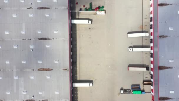 Budynki Centrum Logistycznego Magazyny Pobliżu Autostrady Parking Dla Samochodów Ciężarowych — Wideo stockowe