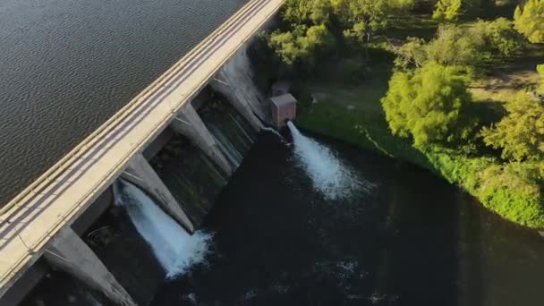 Water Passing Dam Bulkhead Cordoba Argentina Aerial Top Orbit — Vídeo de Stock