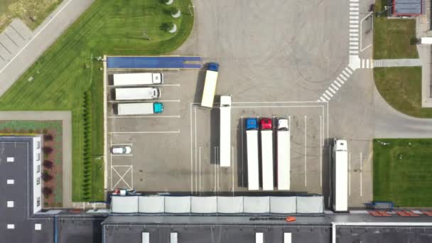 Luftaufnahme Warenverteilungslager Sattelschlepper Beladen Frachtcontainer Logistik Export Und Import Frachtverteilung — Stockvideo