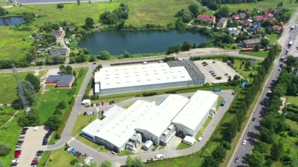 Moving Aerial Side Shot Industrial Warehouse Loading Dock Waar Veel — Stockvideo