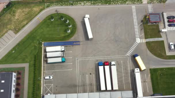 Luchtfoto Magazijn Voor Goederendistributie Semi Vrachtwagens Laden Vrachtcontainers Logistiek Export — Stockvideo