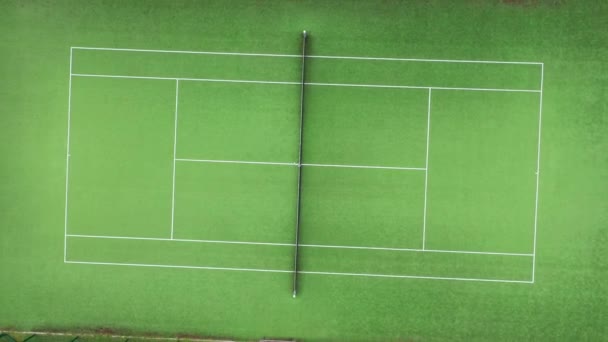 Çemberi Tenis Kortunun Üzerinden Uçarken Iyi Görüntüyü Büyütür Tenis Kortunun — Stok video